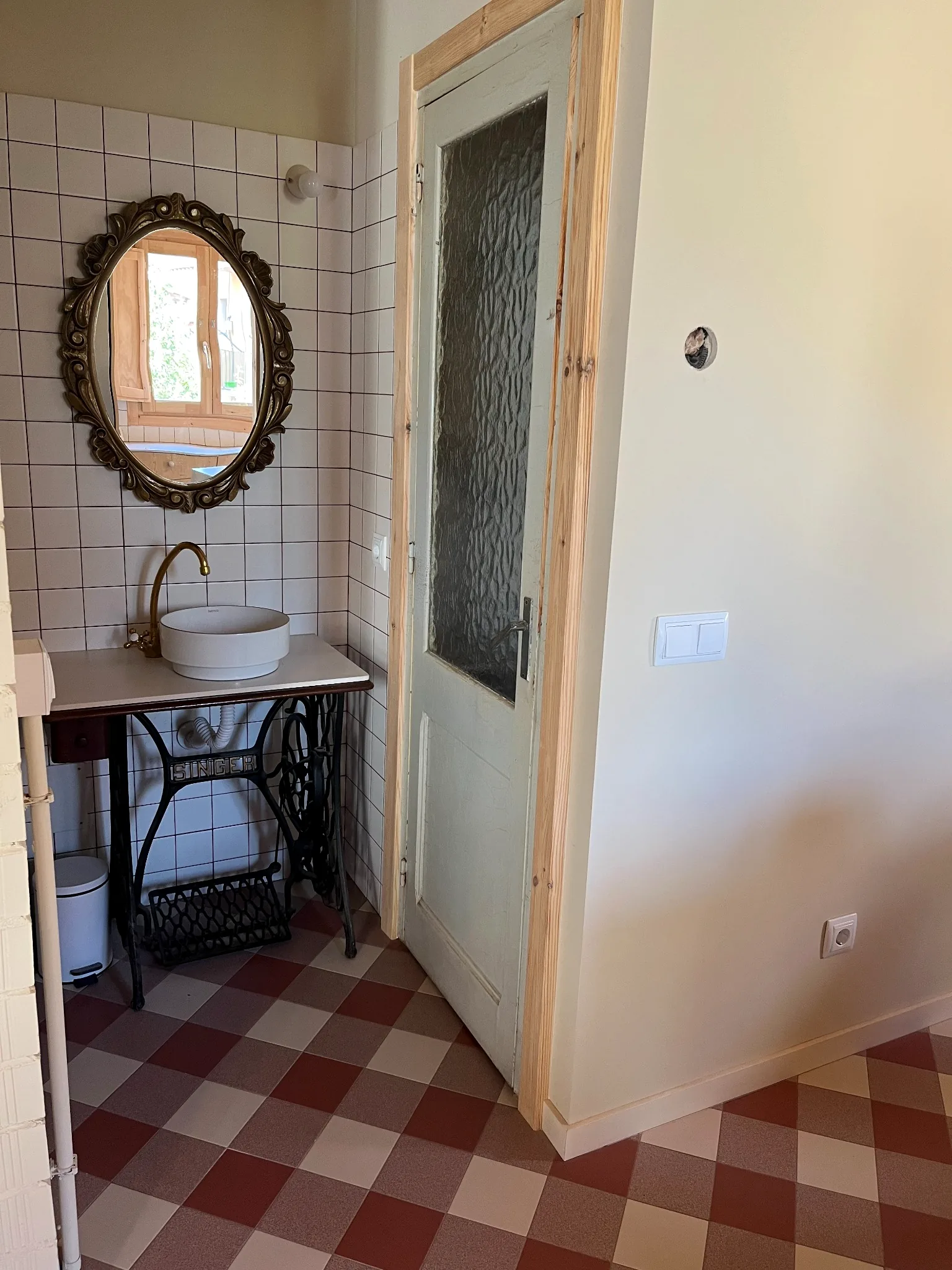 Rentamans fet amb el peu d’una màquina de cosir Singer, detall vertical de l’interior de Can Fèlix